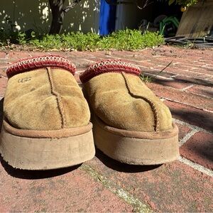 UGG taz 2 slippers very worn